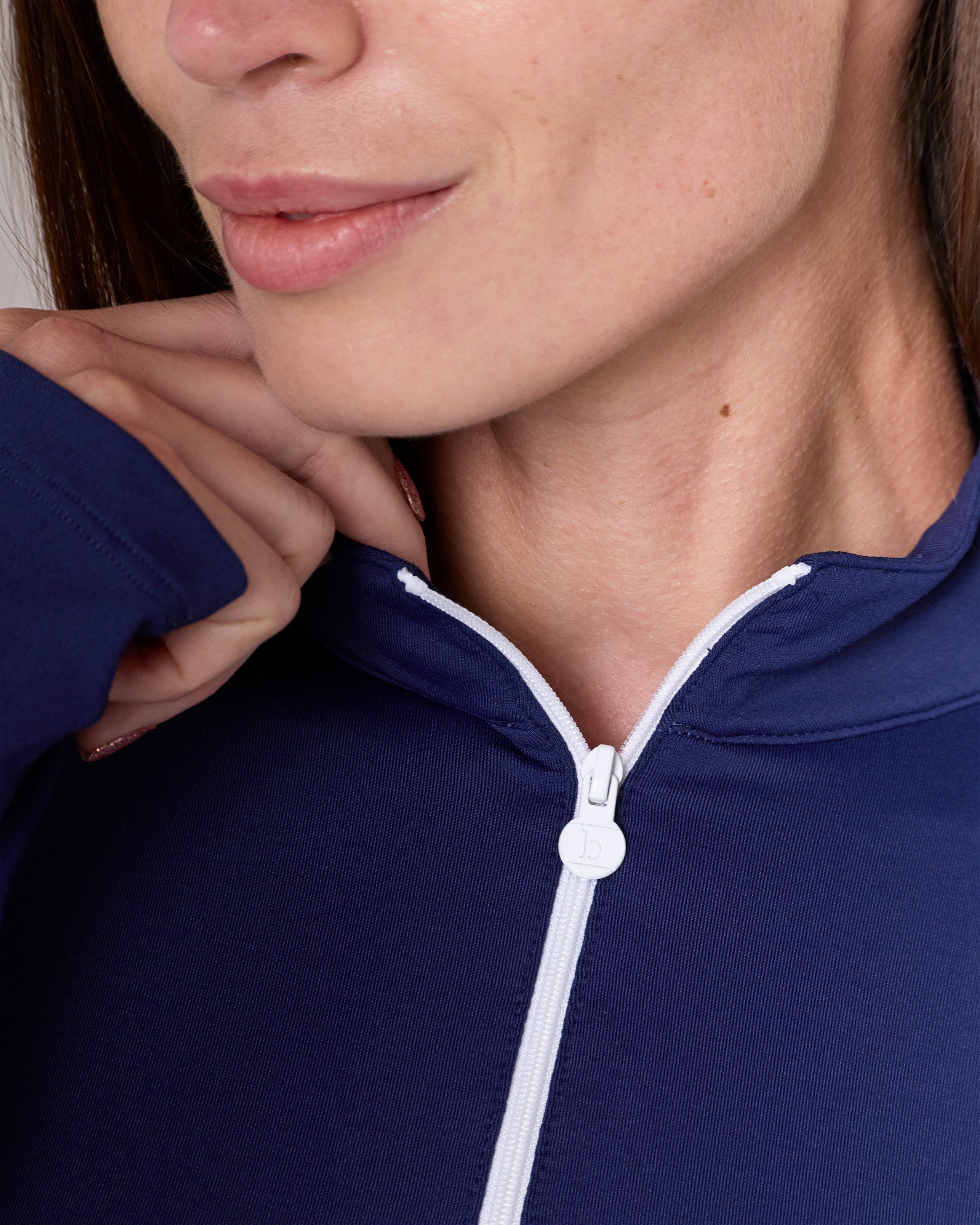 COMO in color mare-blu, zipper detail view